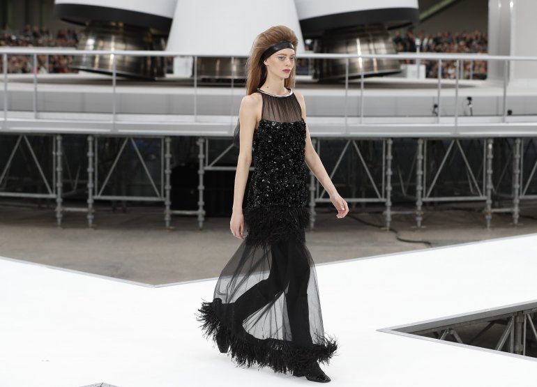 Una modelo luce una creaci&oacute;n del dise&ntilde;ador alem&aacute;n Karl Lagerfeld para Chanel.