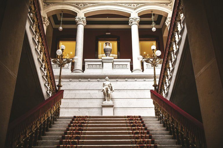 En su interior, una impresionante escalinata de m&aacute;rmol blanco, coronada por una estatua del poeta y escritor Francisco de Quevedo, conduce a la segunda planta, donde se<strong> </strong>encuentran la biblioteca y los despachos dedicados a la administraci&oacute;n de la instituci&oacute;n. 