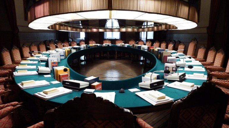 El impresionante sal&oacute;n de plenos con sus 46 butacas.