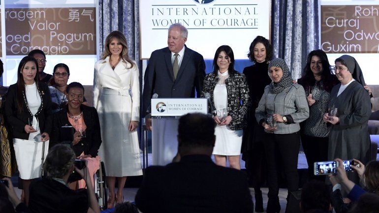 La primera dama, Melania Trump (3 izq.), y el subsecretario para Asuntos Políticos del Departamento de Estado, Thomas A. Shannon (c), asisten este miércoles 29 de marzo de 2017, al evento 