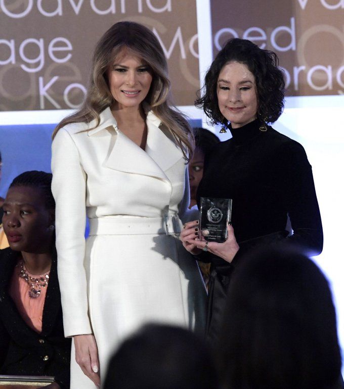 La primera dama, Melania Trump (izq.), reconoce el valor de la colombiana Natalia Ponce de León, quien promueve y protege los derechos humanos de las mujeres que han sido víctimas de ataques con ácido.