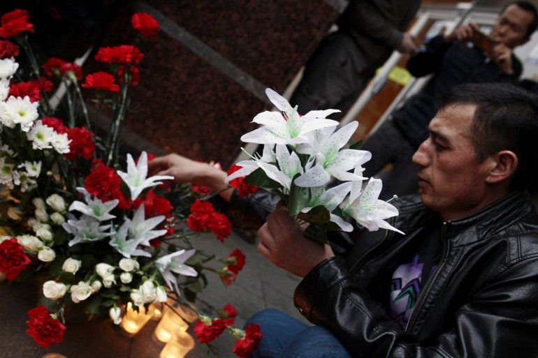 Varias personas depositan flores y velas por las víctimas del atentado terrorista ocurrido en el metro de San Petersburgo, Rusia hoy 3 de abril de 2017. Al menos diez personas murieron hoy y varias decenas resultaron heridas en un atentado terrorista ocurrido en el metro de San Petersburgo, justo cuando el presidente ruso, Vladímir Putin, se encontraba en la ciudad. EFE/Till Rimmele
