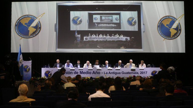 En las conclusiones de la reuni&oacute;n de medio a&ntilde;o de la SIP, se destac&oacute; la preocupaci&oacute;n por la censura y el ataque a periodistas en varios pa&iacute;ses de Latinoam&eacute;rica. Tambi&eacute;n se denunci&oacute; que "los enemigos de la prensa libre" crecen, casi sin excepci&oacute;n, en los pa&iacute;ses m&aacute;s diversos, como Estados Unidos, Cuba, Bolivia, El Salvador y Venezuela. 