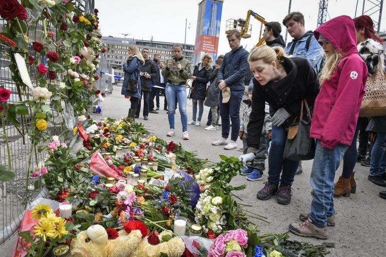 Decenas de personas han acudido este sábado al centro de la ciudad de Estocolmo, Suecia, para rendir homenaje a las víctimas del atentado de este viernes donde perdieron la vida al menos 4 personas y otras 15 resultaron heridas.