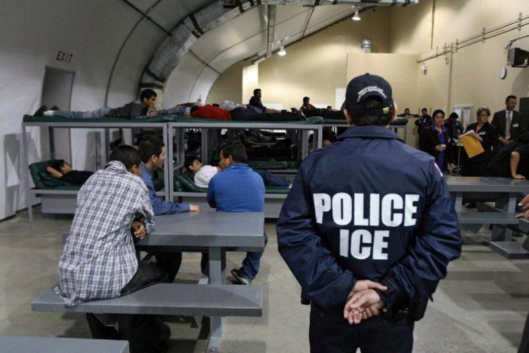 Seg&uacute;n grupos de defensa de inmigrantes, los contratos con compa&ntilde;&iacute;as privadas de prisiones les cuestan a los contribuyentes cerca de 160 d&oacute;lares diarios debido a un "sistema de cuotas" para los centros de entre 30.000 y 34.000 camas de capacidad.