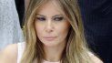 La primera dama estadounidense Melania Trump mientras realiza unas cartas para los participantes del tradicional festival infantil Carrera de los Huevos de Pascua (Easter Egg Roll) en la Casa Blanca en Washington DC (Estados Unidos) hoy, 17 de abril de 2017. La primera dama estadounidense Melania Trump mientras realiza unas cartas para los participantes del tradicional festival infantil Carrera de los Huevos de Pascua (Easter Egg Roll) en la Casa Blanca en Washington DC (Estados Unidos) hoy, 17 de abril de 2017.