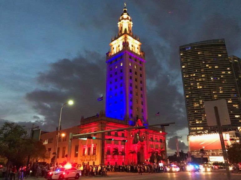 La torre de la Libertad en Miami se vistió de los colores de la bandera de Venezuela en solidaridad con el clamor de democracia que hizo el pueblo venezolano.