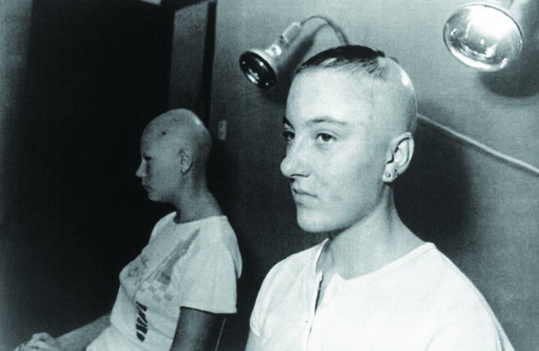 <div>Oxana Gaibon, 17 a&ntilde;os (d) y Alla Kozimierka, 15 a&ntilde;os, ambas v&iacute;ctimas del desastre nuclear de</div><div>Chern&oacute;bil, recibieron tratamiento en el Hospital Infantil Tarar&aacute; de La Habana.</div>