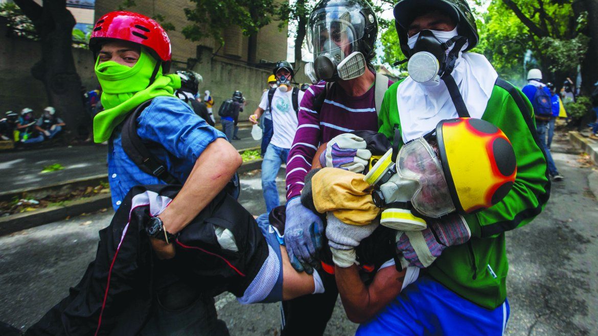 El exceso de gases lacrimógenos es capaz de afectar a los protestantes incluso cuando llevan máscaras.