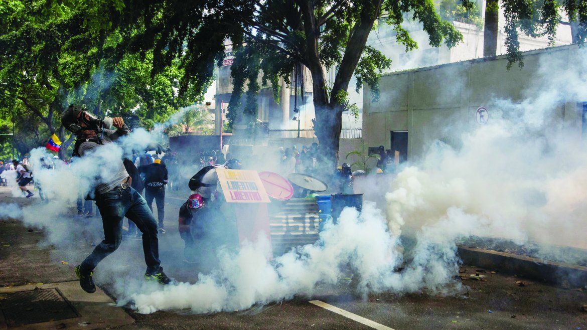 Manifestantes de vuelven las bombas molotov a los efectivos policiales 