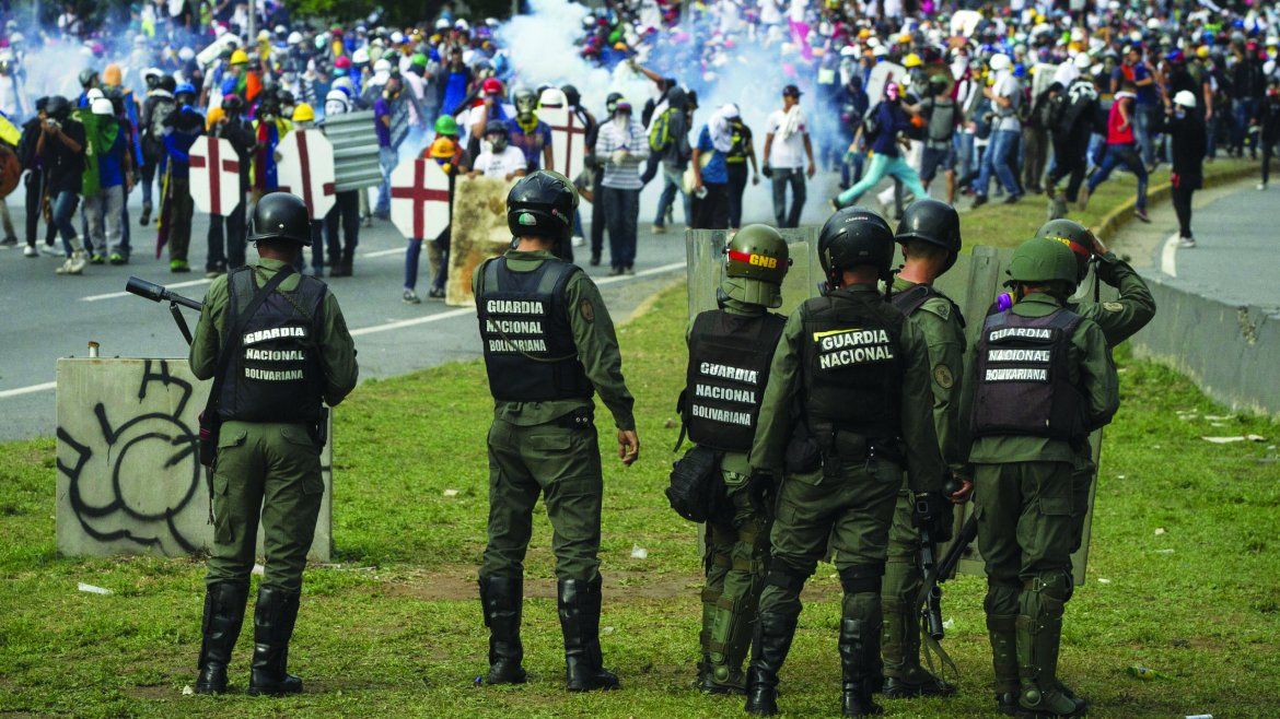 Miembros de la Guardia Nacional apuntan a la población en la autopista Francisco Fajardo.