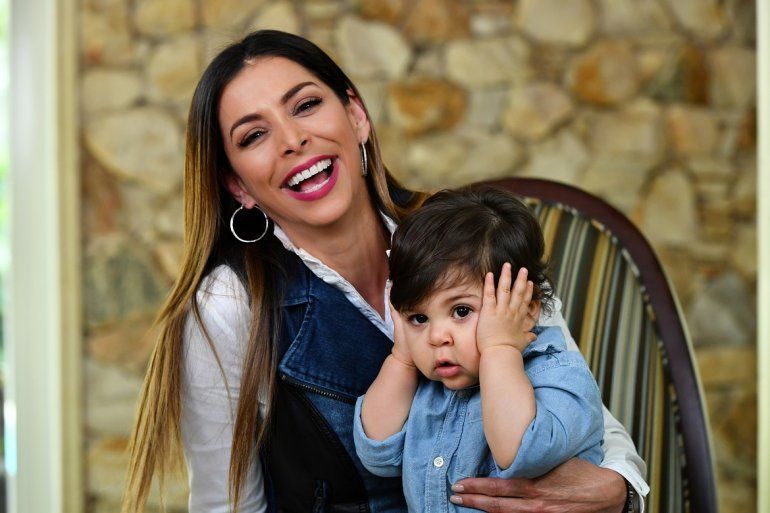 La dominicana posa junto a su peque&ntilde;o Michael V&iacute;ctor. 
