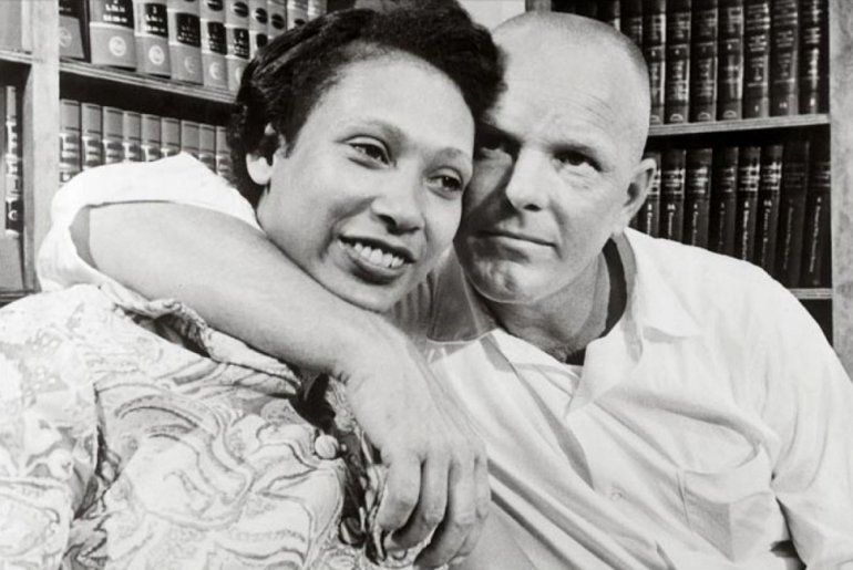En 1967 el matrimonio de Richard (blanco) y Mildred (afroamericana) Loving consiguieron vencer al estado de Virginia en el Tribunal Supremo y acabar con las leyes que prohib&iacute;an el matrimonio interracial.