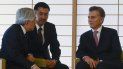 El presidente argentiino Mauricio Macri (d), fue recibido este sábado 20 de mayo por el emperador de Japón, Akihito, en el Palacio Imperial, en Tokio, en el último acto en la agenda del viaje de dos días de Macri a Japón. El presidente argentiino Mauricio Macri (d), fue recibido este sábado 20 de mayo por el emperador de Japón, Akihito, en el Palacio Imperial, en Tokio, en el último acto en la agenda del viaje de dos días de Macri a Japón.