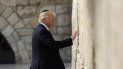En el Muro, Trump, con la cabeza cubierta como es preceptivo por una kipá (solideo judío), rezó unos instantes mientras tocaba las grandes piedras. En el Muro, Trump, con la cabeza cubierta como es preceptivo por una kipá (solideo judío), rezó unos instantes mientras tocaba las grandes piedras.