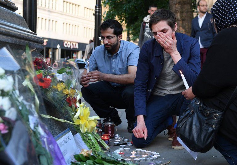 Cientos de personas participan en una vigilia en honor a las v&iacute;ctimas del ataque terrorista de este lunes en Manchester, Reino Unido, este martes 23 de mayo de 2017. 