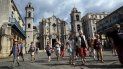 Varios turistas caminan por la Plaza de la Catedral en La Habana, Cuba. La moda de visitar la isla ha vivido una época de esplendor en los dos últimos años con récords en la llegada de visitantes foráneos. Varios turistas caminan por la Plaza de la Catedral en La Habana, Cuba. La moda de visitar la isla ha vivido una época de esplendor en los dos últimos años con récords en la llegada de visitantes foráneos.