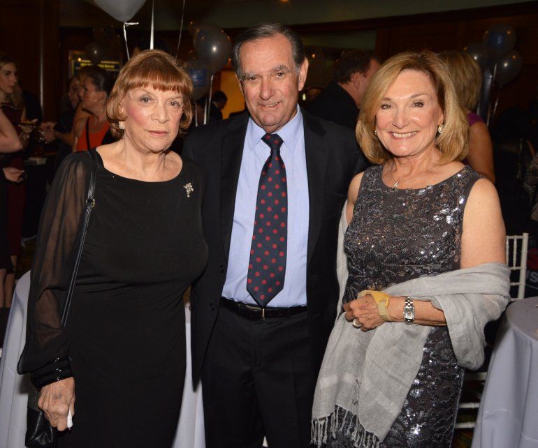 La senadora Gwen Margolis con Marilyn y Steven Liedman