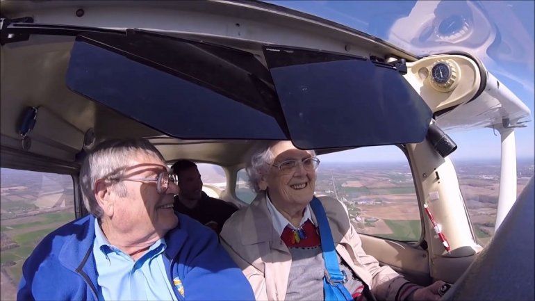 Reeves vol&oacute; la avioneta, sola, durante unos 15 minutos. 