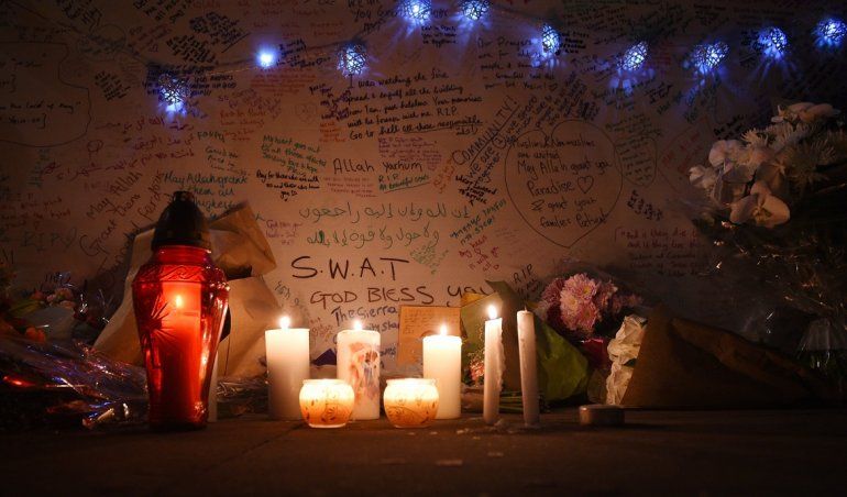 Velas encendidas este jueves 15 de junio de 2017 frente de una cartelera de mensajes dejados para las v&iacute;ctimas del incendio de la Torre Grenfell, un bloque de apartamentos de 24 pisos, en North Kensington, Londres, Reino Unido. 