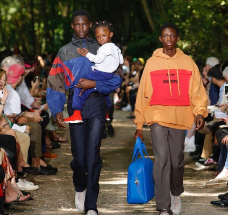 Modelo presentando la colecci&oacute;n de la marca Balenciaga. 