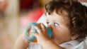 En un borrador de un informe publicado a principios de este año, la Agencia de Protección Ambiental estima que más del 5% de los niños consumen más de 6 microgramos por día de plomo en su dieta. En un borrador de un informe publicado a principios de este año, la Agencia de Protección Ambiental estima que más del 5% de los niños consumen más de 6 microgramos por día de plomo en su dieta.