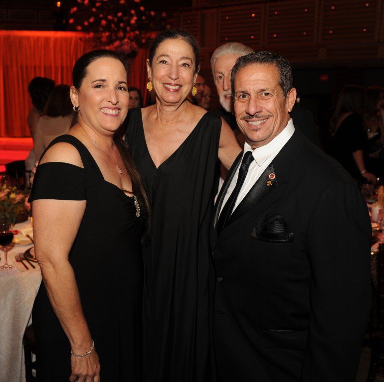 María Díaz, la artista Michele Oka Doner y el comisionado José " Pepe" Díaz