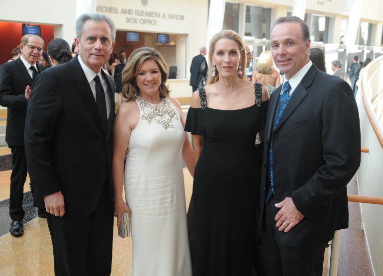 Tony y Conchi Argiz, Jane y Brian Mormile.