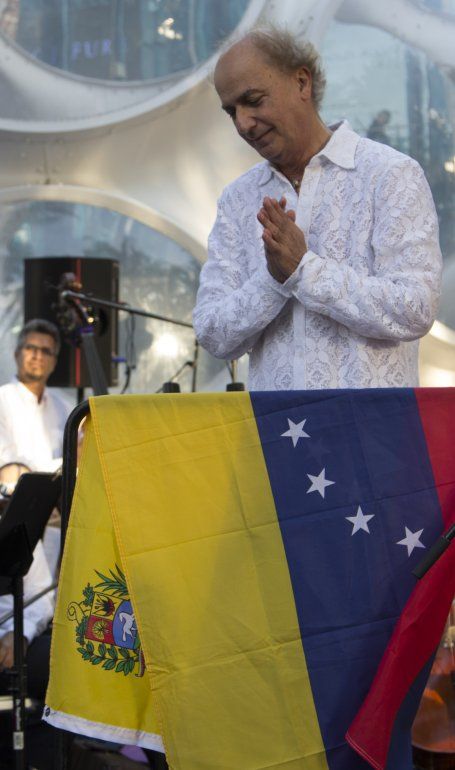 Un emotivo momento del concierto que Eduardo Marturet dedicó a Venezuela, su patria