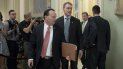 El senador republicano de Utah Mike Lee (c-i) y el de Georgia, David Perdue (c-d), salen de la cámara del Senado en el Capitolio en Washington, donde los republicanos publicaron un borrador de su proyecto de ley de salud que reemplazaría a la Affordable Care Act (Ley del Cuidado Asequible de Salud) promovida por la administración Obama. El senador republicano de Utah Mike Lee (c-i) y el de Georgia, David Perdue (c-d), salen de la cámara del Senado en el Capitolio en Washington, donde los republicanos publicaron un borrador de su proyecto de ley de salud que reemplazaría a la Affordable Care Act (Ley del Cuidado Asequible de Salud) promovida por la administración Obama.