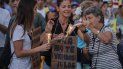 Mujeres encienden velas en honor a víctimas de la represión. Mujeres encienden velas en honor a víctimas de la represión.