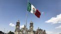 En el Zócalo ondula una gran bandera de México y alrededor están el Palacio de Gobierno y la Catedral de México. En el Zócalo ondula una gran bandera de México y alrededor están el Palacio de Gobierno y la Catedral de México.