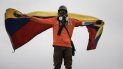 joven sujeta la bandera de Venezuela durante una protesta la frente de La Carlota. joven sujeta la bandera de Venezuela durante una protesta la frente de La Carlota.