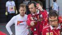 Vetell escucha a un miembro del equipo de pits de Ferrari mientras cumple la sanción impuesta en el Gran Premio de Bakú. Vetell escucha a un miembro del equipo de pits de Ferrari mientras cumple la sanción impuesta en el Gran Premio de Bakú.