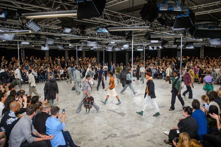 Modelos presentando la colecci&oacute;n de la marca Lanvin en la Semana de la moda Masculina.