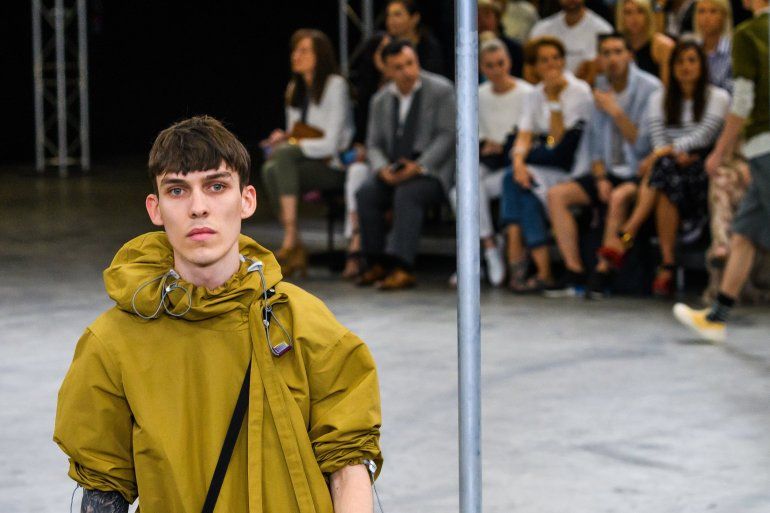 Modelo presentando la colecci&oacute;n de la marca Lanvin en la Semana de la moda Masculina.