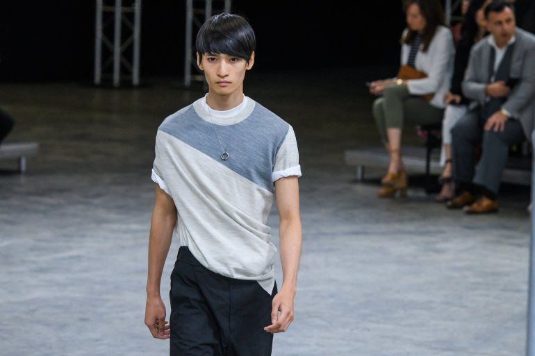 Modelo presentando la colecci&oacute;n de la marca Lanvin en la Semana de la moda Masculina.