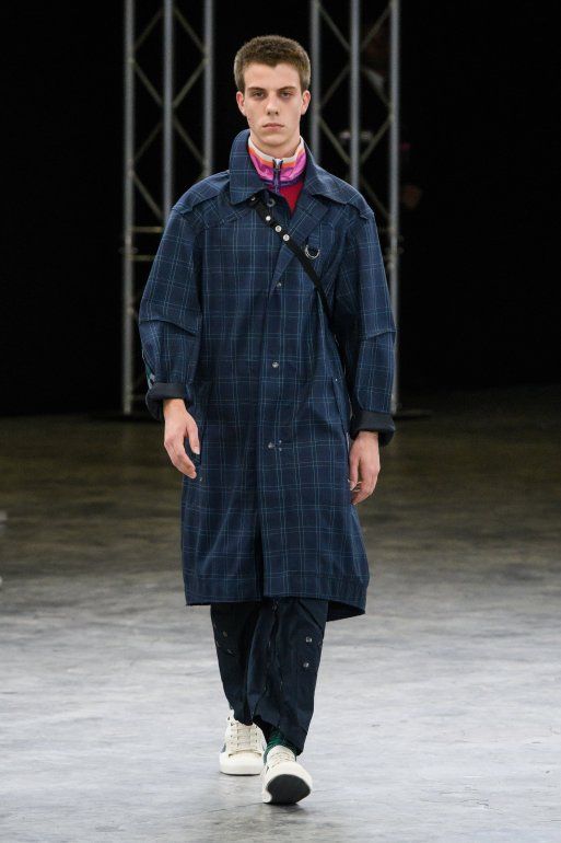 Modelo presenta la creaci&oacute;n de la marca Lanvin en la Semana de la Moda Masculina.