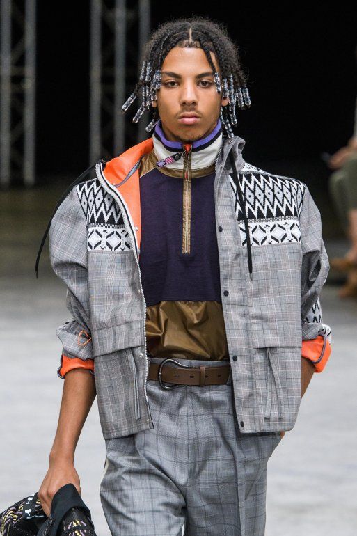 Modelo presenta la creaci&oacute;n de la marca Lanvin en la Semana de la Moda Masculina.
