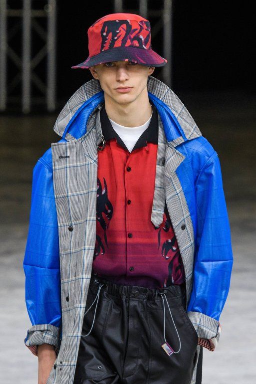 Modelo presenta la creaci&oacute;n de la marca Lanvin en la Semana de la Moda Masculina.