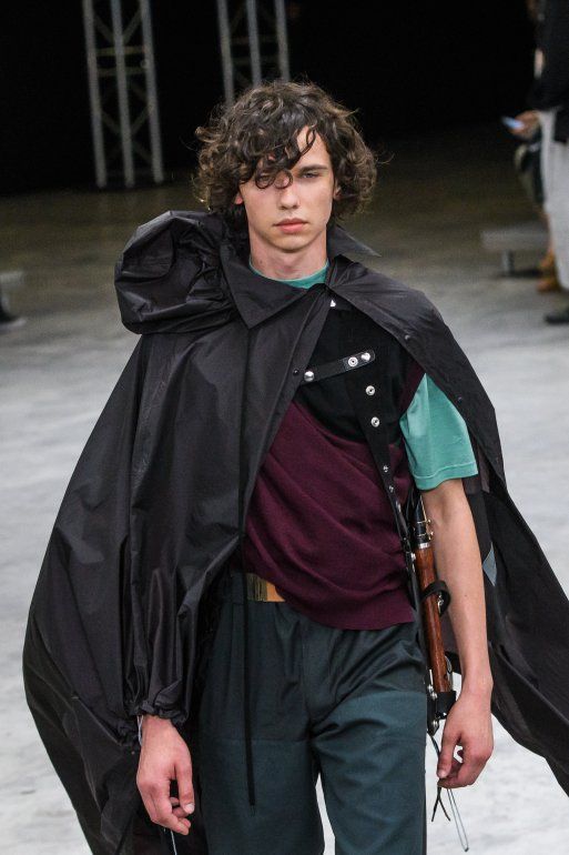 Modelo presenta la creaci&oacute;n de la marca Lanvin en la Semana de la Moda Masculina.