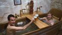 Bañarse en cerveza puede ser relajante. Bañarse en cerveza puede ser relajante.