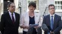 La líder del Partido Democrático Unionista (DUP) de Irlanda del Norte, Arlene Foster (c), junto al número dos de esta formación, Nigel Dodds (i), y al portavoz del DUP en el Parlamento de Londres, Jeffrey Donaldson, ofrece una rueda de prensa. La líder del Partido Democrático Unionista (DUP) de Irlanda del Norte, Arlene Foster (c), junto al número dos de esta formación, Nigel Dodds (i), y al portavoz del DUP en el Parlamento de Londres, Jeffrey Donaldson, ofrece una rueda de prensa.