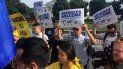 Decenas de activistas protestaron contra el presidente Donald Trump, y su política migratoria y de refugiados frente a la Casa Blanca con ocasión del Día Internacional de los Refugiados. Decenas de activistas protestaron contra el presidente Donald Trump, y su política migratoria y de refugiados frente a la Casa Blanca con ocasión del Día Internacional de los Refugiados.