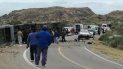 Personal de emergencias asiste al lugar en el que se volcó un autobús en una carretera de Mendoza (Argentina). Personal de emergencias asiste al lugar en el que se volcó un autobús en una carretera de Mendoza (Argentina).