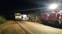 Personal de emergencias asiste al lugar en el que se volcó un autobús en una carretera de Mendoza, Argentina, donde perdieron la vida al menos 15 personas, entre ellas varios menores de edad. Personal de emergencias asiste al lugar en el que se volcó un autobús en una carretera de Mendoza, Argentina, donde perdieron la vida al menos 15 personas, entre ellas varios menores de edad.
