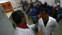 Dos médicos cubanos conversan en un centro de salud en Venezuela. Dos médicos cubanos conversan en un centro de salud en Venezuela.