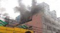 Cuatro días después de iniciado el siniestro, los bomberos no logran acceder a los contenedores que están en la parte superior del centro comercial Las Malvinas, en Lima, Perú. Cuatro días después de iniciado el siniestro, los bomberos no logran acceder a los contenedores que están en la parte superior del centro comercial Las Malvinas, en Lima, Perú.