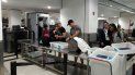 Libros y documentos personales entrarán en breve en la lista de artículos que los pasajeros tendrán que chequear de manera independiente en los puntos de control de los aeropuertos de EEUU. Libros y documentos personales entrarán en breve en la lista de artículos que los pasajeros tendrán que chequear de manera independiente en los puntos de control de los aeropuertos de EEUU.
