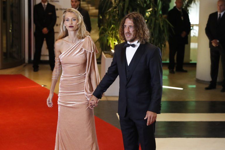 El exjugador del Barcelona Carles Puyol  y su esposa Vanesa Lorenzo de Puyol.